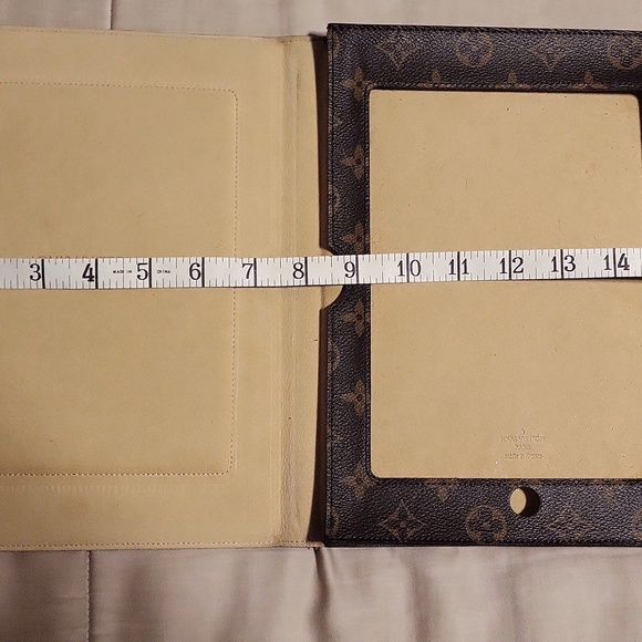 Louis Vuitton iPad holder - Picture 14 of 15